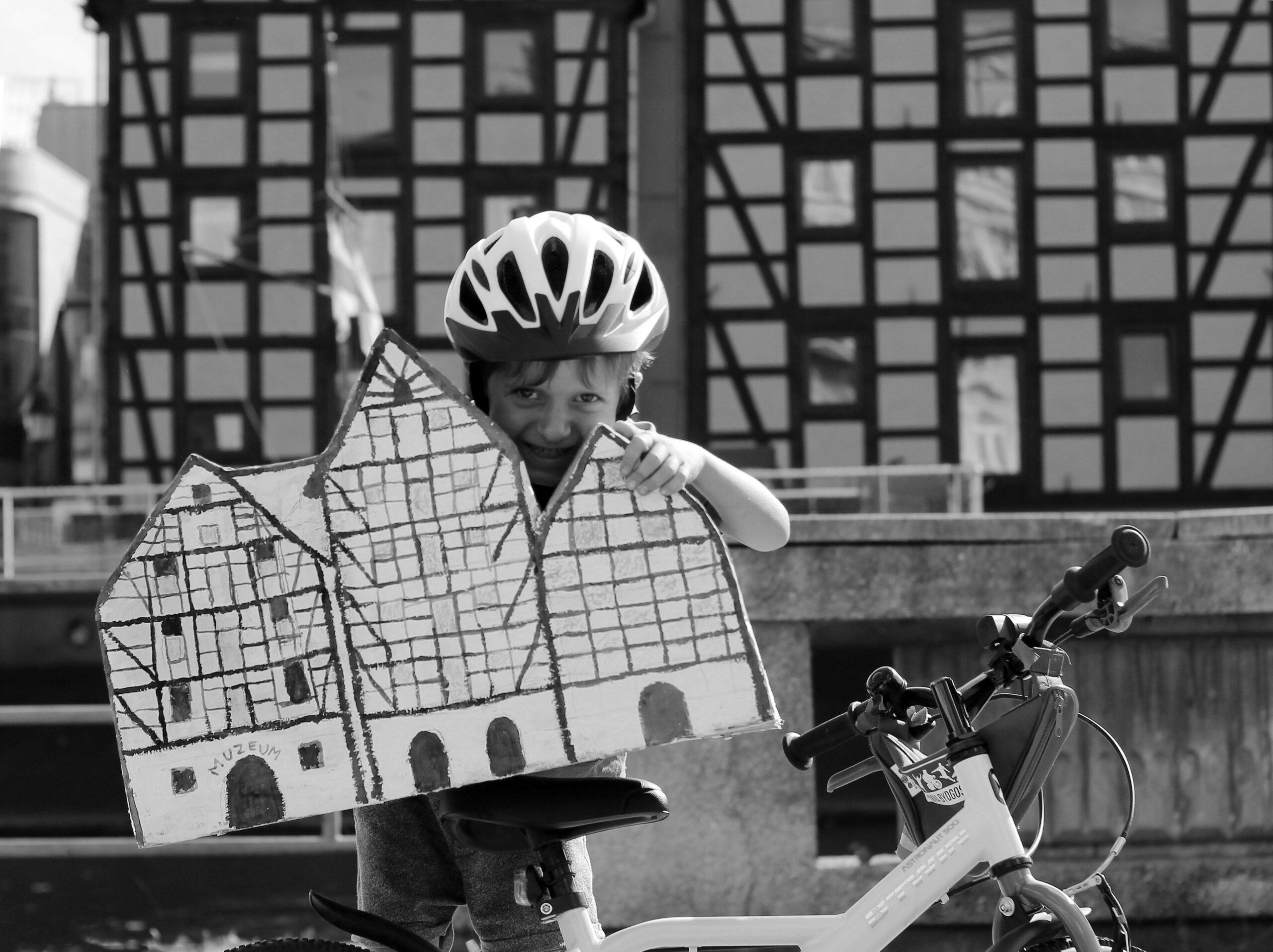 GRAND PRIX Wojciech Przybylski (Bydgoszcz) "Mój syn Igor z własnoręcznie wykonanymi przez naszą rodzinę Spichrzami na tle „pierwowzoru” przy ul. Grodzkiej 7-11 w Bydgoszczy."