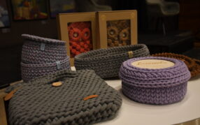 Cykliczne spotkania ze sztuką i rękodziełem „Ręka do dzieła”: Sznurek w roli głównej – koszyki na szydełku -  fotorelacja