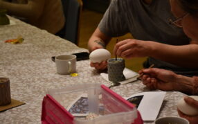 „Tam, gdzie wzór rodzi się z kropki – pisanka batikowa", fotogaleria z warsztatów